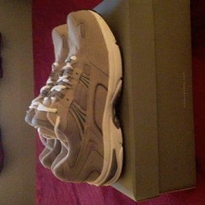 Vionic mens walking shoes size 11.5 M